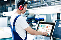 2-in-1 solution – IIoT Edge PC and visualization in one